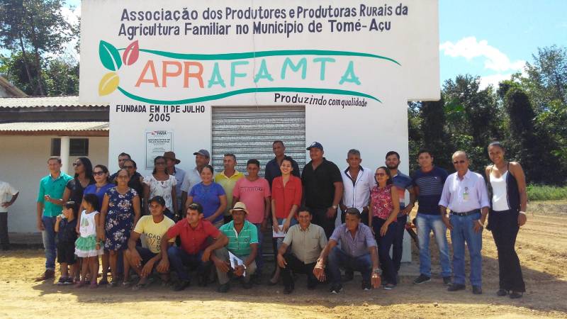 O Programa de Redução da Pobreza no Meio Rural, executado pelo Núcleo de Gerenciamento do Pará Rural, inaugurou em Tomé-Açu, município do nordeste paraense, uma agroindústria de beneficiamento de frutas. O programa visa implantar projetos em regiões com grande necessidade de melhoria na qualidade de vida, incentivando a agricultura familiar local. A inauguração, na última quinta-feira (28), teve a presença do gerente Executivo do Pará Rural, Valdo Gaspar, do coordenador Técnico do Núcleo, Brian Almeida, e de vários parceiros do município.
FOTO: ASCOM / PARÁ RURAL
DATA: 01.07.2018
TOMÉ-AÇU - PARÁ <div class='credito_fotos'>Foto: ASCOM PARÁ RURAL | <a href='/midias/2018/originais/3ccc5e75-c050-4097-b45f-3a565269caed.jpg' download><i class='fa-solid fa-download'></i> Download</a></div>