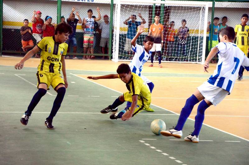 A Regional Mocajuba dos Jogos Estudantis Paraenses (JEPs), que ocorreu de 16 a 20 deste mês reunindo municípios do Baixo Tocantins, foi encerrada com festa no final de semana, pelos atletas que garantiram vagas na Etapa Estadual da competição, marcada para o período de 19 a 22 de junho, na Arena Guilherme Paraense, em Belém, com as finais transmitidas ao vivo pela TV Cultura do Pará. No futsal masculino “A” os alunos da Escola Municipal Lucíolo, de Goianésia do Pará, ganharam a medalha de ouro.
FOTO: ELISEU DIAS / ASCOM SEDUC
DATA: 20.05.2018
MOCAJUBA - PARÁ <div class='credito_fotos'>Foto: Eliseu Dias / Ascom Seduc | <a href='/midias/2018/originais/3cdcf652-3005-4c65-8c5c-5ddef25432dc.jpg' download><i class='fa-solid fa-download'></i> Download</a></div>