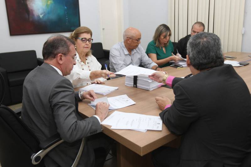 A comissão do governo atual, comandada pelo Procurador-Geral do Estado, Ophir Cavalcante Júnior, e pelo Auditor-Geral do Estado, Roberto Amoras, se reuniu nesta terça-feira (27), com os membros da comissão do governo eleito, Maria Eugenia Rio, Eduardo Ribeiro, Hana Sampaio Ghassan e Fabrício de Paula.

FOTO: CARLOS SODRÉ / AG. PARÁ
DATA: 27.11.2018
BELÉM - PARÁ <div class='credito_fotos'>Foto: CARLOS SODRÉ / AG. PARÁ    |   <a href='/midias/2018/originais/3ce69dd0-a755-40ec-909e-58282ce492eb.jpg' download><i class='fa-solid fa-download'></i> Download</a></div>