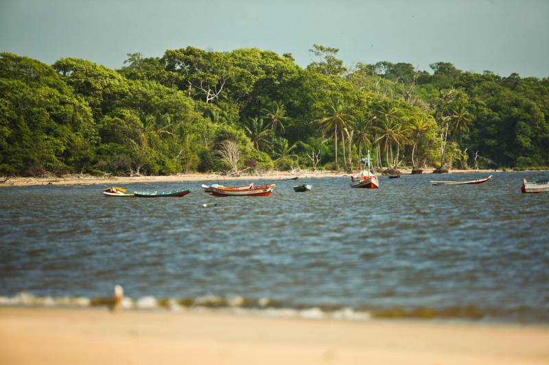 O Pará já dispõe de 65 municípios classificados como turísticos pelo Ministério do Turismo (MTur), de acordo com o novo Mapa do Turismo Brasileiro divulgado nesta terça-feira (12), em Brasília (DF). É o maior número de municípios da Região Norte, quase o triplo do registrado no último levantamento, que mostrou 23 cidades nessa condição. O mapa destaca os municípios que adotam o turismo como estratégia de desenvolvimento de políticas públicas, com foco na gestão, estruturação e promoção, de forma regionalizada e descentralizada. Na foto, praia do Pesqueiro, no Marajó-PA.
FOTO: THIAGO GOMES / AG. PARÁ
DATA: 08.07.2016
MARAJÓ - PARÁ <div class='credito_fotos'>Foto: Thiago Gomes /Ag. Pará | <a href='/midias/2018/originais/3ce90699-c6ef-4a44-bb5d-d70ef6860a82.jpg' download><i class='fa-solid fa-download'></i> Download</a></div>