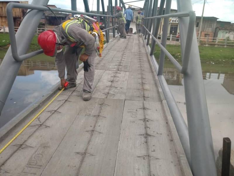 O acesso às margens do canal do Tucunduba, em Belém, ficará mais seguro para os moradores da área beneficiada pelo projeto de macrodrenagem que a Secretaria de Estado de Desenvolvimento Urbano e Obras Públicas (Sedop) executa na bacia do canal, para interligar os bairros da Terra Firme, Guamá, Canudos e Marco. Entre as etapas da obra ainda em curso, a empresa responsável iniciou na segunda-feira (4) a instalação de uma das passarelas (foto) previstas no projeto, na Passagem Napoleão Laureano, no trecho 01 – com 800 metros de extensão, desde a Rua São Domingos, na Terra Firme, até a Rua dos Mundurucus, no Guamá. A passarela, exclusiva para a travessia de pedestres, tem estrutura metálica e 31 metros, permitindo a passagem sobre o canal com segurança.

FOTO: ASCOM / SEDOP
DATA: 05.06.2018
BELÉM - PARÁ <div class='credito_fotos'>Foto: Ascom Sedop   |   <a href='/midias/2018/originais/3cf05cf0-fa24-4b16-a0ff-6eda3675f205.jpg' download><i class='fa-solid fa-download'></i> Download</a></div>