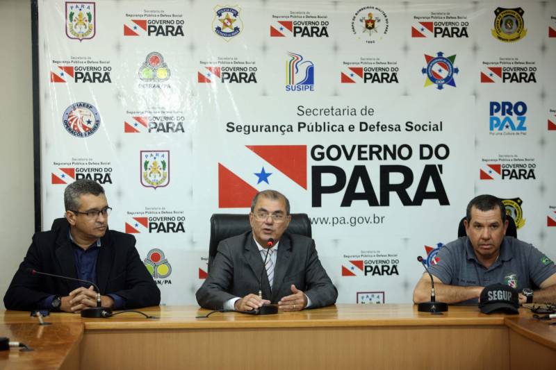 No início da tarde desta terça-feira (10), ocorreu uma tentativa de fuga em massa de presos do Centro de Recuperação Penitenciário do Pará III (CRPP III), no Complexo Prisional de Santa Izabel. A ação contou com apoio de um grupo externo fortemente armado. Os presos também tinham armas dentro do presídio. Na tentativa de resgate, foram utilizados explosivos contra um dos muros do solário do Pavilhão C. A confirmação das mortes foi dada no início da noite desta terça-feira (10) em entrevista coletiva concedida pelo secretário de estado de Segurança Pública e Defesa Social, Luiz Fernandes Rocha (c) e pelo secretário adjunto de Gestão Operacional da Segup, coronel André Cunha (d).
FOTO: THIAGO GOMES / AG. PARÁ
DATA: 10.04.2018
BELÉM - PARÁ <div class='credito_fotos'>Foto: Thiago Gomes /Ag. Pará | <a href='/midias/2018/originais/3d048535-c48a-4b94-a423-3eb966fcd897.jpg' download><i class='fa-solid fa-download'></i> Download</a></div>