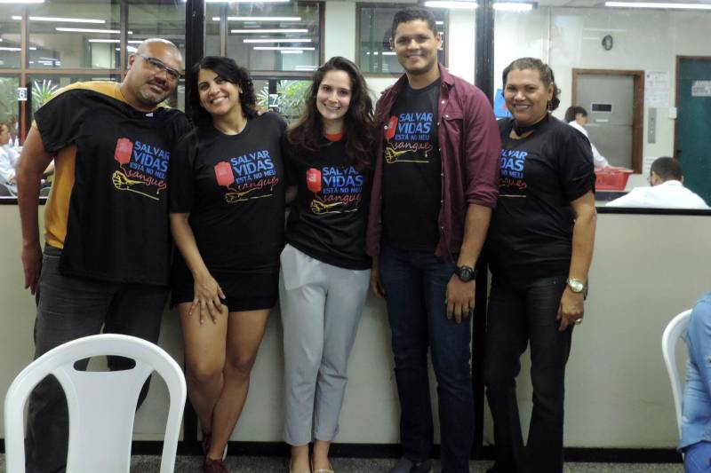 Membros da Procuradoria-Geral do Estado se reuniram nesta terça-feira (27), para doar sangue. A mobilização faz parte da Semana Nacional do Doador de Sangue, promovida pela Fundação Centro de Hemoterapia e Hematologia do Pará (Hemopa), e tem como objetivo sensibilizar a população para a importância do sangue doado para salvar vidas. 

FOTO: ASCOM PGE
DATA: 27.11.2018
BELÉM - PARÁ <div class='credito_fotos'>Foto: ASCOM PGE   |   <a href='/midias/2018/originais/3d138691-1c07-4bba-830f-0661d9a70ec1.jpg' download><i class='fa-solid fa-download'></i> Download</a></div>