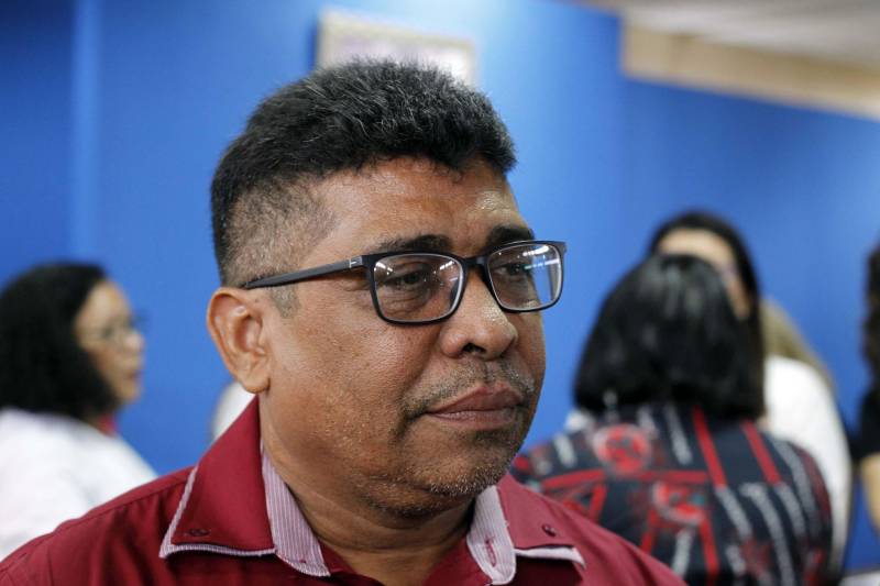 O professor Ribamar Oliveira (foto) trabalha no Centro de Recuperação do Coqueiro (CRC) e se surpreendeu com os leitores. “Eles receberam o projeto com muita alegria, no cárcere eles têm uma vida muito monótona, então qualquer coisa que possa tirar eles da cela já é extremamente relevante. No primeiro momento eles pensam o projeto apenas no sentido de diminuir os dias, mas na medida que eles vão lendo compreendem a importância que tem a leitura para o crescimento social deles", avalia.

FOTO: AKIRA ONUMA / ASCOM SUSIPE
DATA: 30.11.2018
BELÉM - PARÁ
 <div class='credito_fotos'>Foto: Akira Onuma / Ascom Susipe   |   <a href='/midias/2018/originais/3d2851c0-f9a2-46a6-b109-9e02dd78ca0a.jpg' download><i class='fa-solid fa-download'></i> Download</a></div>