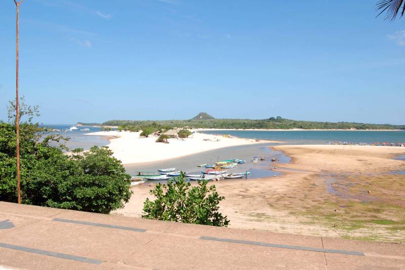 O acesso a um dos principais cartões postais do Pará e do Brasil, a vila balneária de Alter do Chão, localizada a aproximadamente 30 km de Santarém, na região Oeste do Pará, está de cara nova. O Governo do Estado, por meio da Secretaria Estadual de Transportes (Setran), investiu mais de R$ 16 milhões para tornar a PA-457 (Rodovia Everaldo Martins, na foto) mais segura e mais moderna. Agora, quem acessar o ponto turístico ou se deslocar para uma das 18 comunidades que ficam na região do Eixo Forte, encontrarão melhores condições de tráfego. A modernização iniciou pela Rodovia Fernando Guilhon (PA-453), que foi duplicada em 1,2 km, na saída do Rio Tapajós Shopping, com implantação de sinalização vertical e horizontal, além da construção de duas novas rotatórias: uma em frente ao Residencial Salvação, e outra, no entroncamento das duas PA's, ao direcionar o condutor, tendo como ponto de referência a Escola Tecnológica de Santarém.
FOTO: WILLIAM SANTOS / ASCOM CRGBA
DATA: 09.11.2018
SANTARÉM - PARÁ <div class='credito_fotos'>Foto: WILLIAM SANTOS / ASCOM CRGBA | <a href='/midias/2018/originais/3d2f2454-a615-4dec-8824-c668d125ca54.jpg' download><i class='fa-solid fa-download'></i> Download</a></div>