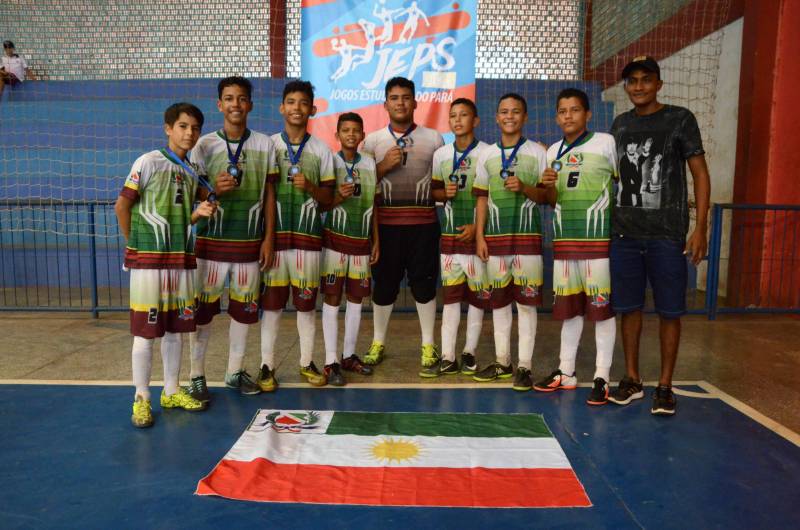 Com medalhas de ouro em handebol, futsal (foto) e basquetebol, e prata em voleibol, o município de Mãe do Rio, no nordeste paraense, encerrou sua participação na 2ª etapa Regional dos Jogos Estudantis Paraenses (JEPs) no sábado (12). A participação de Mãe do Rio na competição, que completa 60 anos em 2018, iniciou antes de sua elevação à condição de município, há 30 anos.
FOTO: ELISEU DIAS / ASCOM SEDUC
DATA: 12.05.2018
MÃE DO RIO - PARÁ <div class='credito_fotos'>Foto: Eliseu Dias / Ascom Seduc | <a href='/midias/2018/originais/3d319dbf-5f26-4255-8bf3-11a4143fc0c5.jpg' download><i class='fa-solid fa-download'></i> Download</a></div>