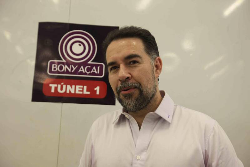 Mais de 300 produtores compareceram à arena Bira's, em Igarapé-Miri, no nordeste paraense, na manhã de quinta-feira (15), em busca de informações sobre crédito, qualificação profissional, regularização fundiária e cadeia produtiva. O público foi atendido pela "Caravana Pará 2030 - Igarapé-Miri", promovida pelo governo do Estado, que levou ao município os serviços de várias secretarias, bancos e instituições ligadas à produção e à intermediação de negócios. Na foto, o empresário Bony Monteiro.
FOTO: RODOLFO OLIVEIRA / AG. PARÁ
DATA: 16.03.2018
IGARAPÉ-MIRI - PARÁ <div class='credito_fotos'>Foto: Rodolfo Oliveira/Ag. Pará | <a href='/midias/2018/originais/3d321f45-cc8e-4367-ada9-d75df03c1717.jpg' download><i class='fa-solid fa-download'></i> Download</a></div>