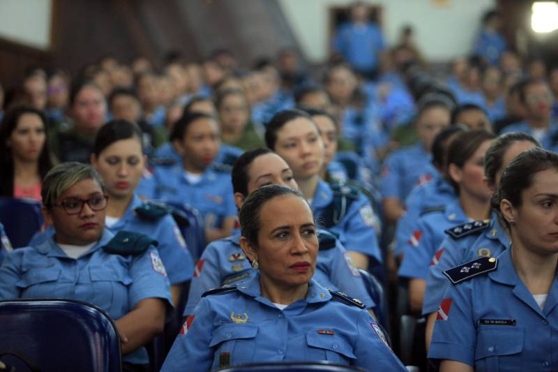 Cerca de 350 policiais femininas iniciaram, na manhã desta sexta-feira (23), no auditório da Universidade da Amazônia, o I Encontro de Mulheres Policiais. O evento faz parte das comemorações pelos 200 anos da Polícia Militar do Pará, celebrado em 2018. A proposta do encontro é proporcionar trocas de experiências profissionais e pessoais entre o efetivo feminino da Polícia Militar do Pará, levantando discussões de temas relacionados às questões do gênero. A ideia do encontro surgiu depois que a PMPA abriu um espaço no site da corporação, para que os internautas enviassem sugestões de eventos que pudessem marcar os 200 anos da instituição no Estado.
FOTO: THIAGO GOMES / AG. PARÁ
DATA: 23.03.2018
BELÉM - PARÁ <div class='credito_fotos'>Foto: Thiago Gomes /Ag. Pará | <a href='/midias/2018/originais/3d38218d-a375-4096-a116-3a184e92df6c.jpg' download><i class='fa-solid fa-download'></i> Download</a></div>