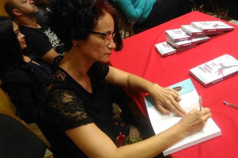 Para além de uma atividade artística, a dança possui diversos benefícios para saúde e sociabilidade de seus praticantes. Neste sentido, estudantes e professores de Educação Física da Universidade do Estado do Pará (Uepa), em parceria com o Conselho Regional de Educação Física da 18ª Região (Cref 18), lançaram o livro “A cultura corporal da dança: diálogo no universo do movimento”.
FOTO: DIVULGAÇÃO
DATA: 19.06.2018
BELÉM - PARÁ <div class='credito_fotos'>Foto: Divulgação | <a href='/midias/2018/originais/3d3a062b-5355-4f11-a7ee-e94cf20e48a6.jpg' download><i class='fa-solid fa-download'></i> Download</a></div>