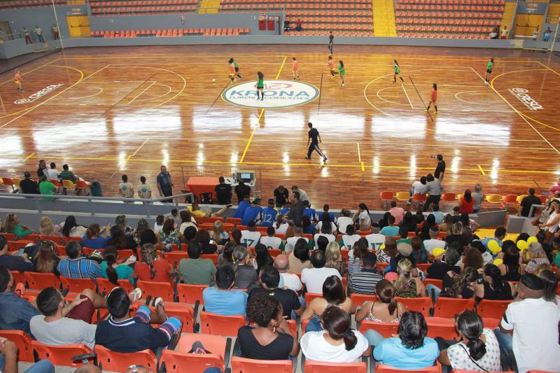 Mais de 60 adolescentes e jovens em cumprimento de medida socioeducativa no Pará conheceram as instalações da Arena Guilherme Paraense (o Mangueirinho), em Belém. O espaço recebeu os internos para o encerramento da II Olimpíada de Inverno da Socioeducação, evento criado com o objetivo de proporcionar atividades de esporte e cultura aos adolescentes em cumprimento de medida socioeducativa no Estado, além de promover o espírito esportivo e garantir maior integração entre os internos. A Arena sediou as finais do futsal feminino e masculino, além de apresentações culturais que marcaram o encerramento da atividade promovida pela Fundação de Atendimento Socioeducativo do Pará (Fasepa), por meio do Projeto Ressignificando Caminhos na Socioeducação.
FOTO: ALBERTO PASSOS / ASCOM FASEPA
DATA: 28.03.2018
BELÉM - PARÁ <div class='credito_fotos'>Foto: ALBERTO PASSOS/ ASCOM FASEPA | <a href='/midias/2018/originais/3d406225-e164-4038-b3ac-1b9994b41fac.jpg' download><i class='fa-solid fa-download'></i> Download</a></div>