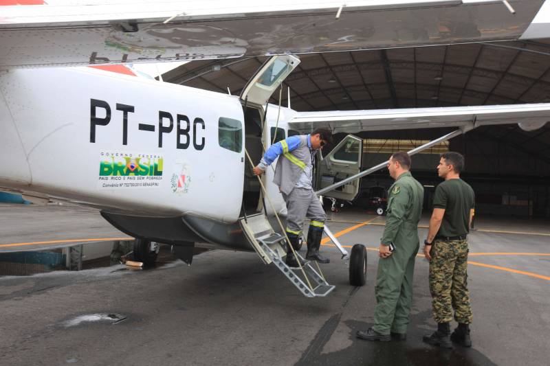 A aeronave do Grupamento Aéreo de Segurança Pública (Graesp) trouxe, nesta sexta-feira (16), para Belém, piloto e passageiros do helicóptero que precisou fazer um pouso forçado, na Ilha do Marajó. O fato ocorreu em uma área de mata entre os municípios de Curralinho e Breves, no dia 15. O resgate dos funcionários da empresa prestadora de energia elétrica no Pará e do piloto foi realizado ainda no final da tarde de ontem, quando o grupamento foi acionado pelo Salvaéreo.
FOTO: RODOLFO OLIVEIRA / AG. PARÁ
DATA: 16.03.2018
BELÉM - PARÁ <div class='credito_fotos'>Foto: Rodolfo Oliveira/Ag. Pará | <a href='/midias/2018/originais/3d48cce8-cb30-4d55-ad14-9933ee64fee1.jpg' download><i class='fa-solid fa-download'></i> Download</a></div>