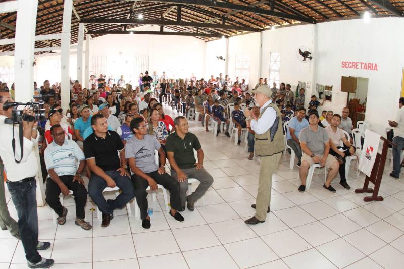 Cento e dezoito famílias da comunidade quilombola do Caeté, no município de Abaetetuba, no nordeste do Estado, foram beneficiadas com um título coletivo de terra. Com o documento, o Governo do Estado, por meio do Instituto de Terras do Pará (Iterpa), reconhece o direito de uma população que há décadas ocupa e trabalha na área. A cerimônia de entrega ocorreu na manhã deste sábado (24), no Centro Comunitário, e contou com a participação do governador Simão Jatene. A área titulada corresponde a cerca de 1.400 hectares. Agora, devidamente respaldadas, as famílias poderão ter acesso a empréstimos, políticas públicas, entre outros benefícios que possibilitam o desenvolvimento da sua produção e a continuidade de suas tradições. “Com o documento de terra a comunidade passa a ter segurança jurídica e acesso a créditos, financiamentos e outros benefícios que antes não lhes era permitido. Além disso, agora eles poderão produzir com mais segurança, mantendo a terra entre as futuras gerações”, afirmou o governador Simão Jatene.
FOTO: CRISTINO MARTINS / AG. PARÁ
DATA: 24.03.2018
ABAETETUBA - PARÁ
<div class='credito_fotos'>Foto: Cristino Martins/Ag. Pará | <a href='/midias/2018/originais/3d4b212f-d9ec-4d78-9fd4-d45e2a4f4f06.jpg' download><i class='fa-solid fa-download'></i> Download</a></div>