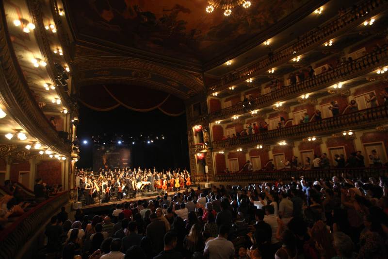 O primeiro dia de apresentações para o público do XXXI Festival Internacional de Música do Pará (Fimupa) encerrou de forma triunfal e da maneira que melhor traduz o festival: com a apresentação da Orquestra Acadêmica desta edição, formada por musicistas paraenses, instrumentistas de diversos países, acadêmicos do curso de graduação em música da Universidade Estadual do Pará e crianças, que iniciaram há pouco tempo os estudos de música no Instituto Estadual Carlos Gomes. Com a mistura do popular com o erudito, o compositor e maestro carioca Tim Rescala levou ao palco a suíte orquestral “Velho Chico”, trilha sonora da novela da Rede Globo, de sua autoria.
FOTO: MARCELO LELIS / AG. PARÁ
DATA: 03.05.2018
BELÉM - PARÁ <div class='credito_fotos'>Foto: Marcelo Lelis / Ag. Pará | <a href='/midias/2018/originais/3d4e155d-4581-4f14-b26a-f4b0cf717a98.jpg' download><i class='fa-solid fa-download'></i> Download</a></div>