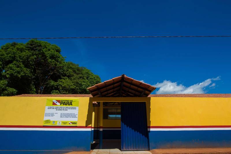 Aos poucos, a paisagem de Serra Pelada – que já foi o maior garimpo a céu aberto do planeta e hoje é distrito de Curionópolis, município do sudeste paraense - começa a se modificar. A poeira intensa, típica de estradas de chão, vai paulatinamente dando lugar à camada de asfalto, que pela primeira vez chega a Curiónópolis, conhecido mundialmente pela corrida do ouro e pelo formigueiro humano nos anos 1980, eternizado pelo olhar do fotógrafo Sebastião Salgado. O ouro não é mais explorado na região, mas Serra Pelada ainda é uma cidade de garimpeiros. São eles que residem e povoam as ruas, que parecem ter parado no tempo. Foram esses trabalhadores que fizeram a localidade crescer, que formaram famílias e criaram filhos nascidos no local, fincando raízes, criando identidade, sonhando com a volta da exploração do ouro, cada vez mais distante. Mas até esse cenário vem se transformando. Na foto, Escola Estadual de Ensino Médio Joaquina Diamantina.

FOTO: ASCOM / PREFEITURA DE CURIONÓPOLIS
DATA: 08.06.2018
CURIONÓPOLIS - PARÁ <div class='credito_fotos'>Foto: ASCOM / PREFEITURA DE CURIONÓPOLIS   |   <a href='/midias/2018/originais/3d5833bc-3600-41b9-8346-2d53cf45c872.jpg' download><i class='fa-solid fa-download'></i> Download</a></div>