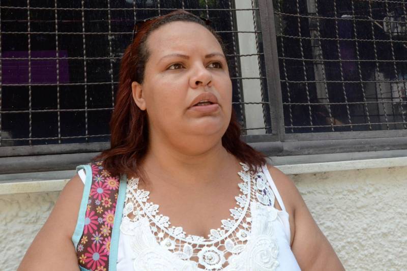 Neste domingo dia 4 de novembro, mais de 280 mil inscritos no Exame Nacional do Ensino Médio (Enem), somente no Pará. Na mesma fila, antes dos portões abrirem, às 11 horas da manhã, estava a Elenize Helena (foto). Ela, diferente do Richardson, realizava pela quarta vez o exame. Se preparou conciliando o tempo pra cuidar do filho recém-nascido com as aulas na escola Maria Luiza da Costa Rêgo, no Benguí, onde faz o terceiro ano: “foi puxado mas, com fé em Deus, vou conseguir uma boa nota".
FOTO: FERNANDO NOBRE / ASCOM SEDUC
DATA: 04.11.2018
BELÉM - PARÁ <div class='credito_fotos'>Foto: FERNANDO NOBRE/ASCOM SEDUC | <a href='/midias/2018/originais/3d5d3973-fff8-4975-97aa-9dcf391fd8f5.jpg' download><i class='fa-solid fa-download'></i> Download</a></div>