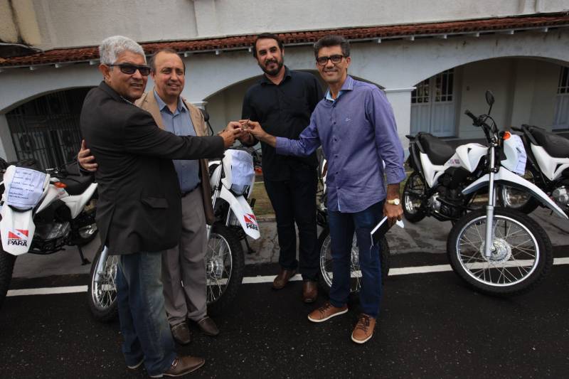 Quase R$ 2 milhões em equipamentos para o combate a malária no Pará foram distribuídos, nesta quarta-feira (7), em cerimônia no Palácio do Governo, em Belém. No total 38 microscópios, 21 motocicletas e 9 caminhonetes foram entregues, pelo governador Simão Jatene, a representantes de 11 municípios beneficiados, de diferentes regiões do Pará. Na ocasião, o governo também homenageou servidores estaduais que atuam há mais de 30 anos no combate a endemias e dedicaram anos de profissionalismo, compromisso e responsabilidade com o trabalho na Vigilância em Saúde Pública do Estado do Pará.
FOTO: MÁCIO FERREIRA / AG. PARÁ
DATA: 07.03.2018
BELÉM - PARÁ <div class='credito_fotos'>Foto: Antônio Silva/Ag. Pará | <a href='/midias/2018/originais/3d659fc2-4f88-485e-9d1e-a567367c49f3.jpg' download><i class='fa-solid fa-download'></i> Download</a></div>