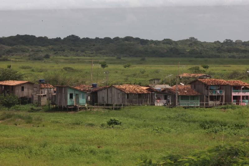 Inspiração para o livro "Chove nos Campos de Cachoeira" do escritor Dalcídio Jurandir, a bela cidade de Cachoeira do Arari, no arquipélago do Marajó, celebrará 185 anos de emancipação política, no próximo dia 10 de maio. Dalcídio morou toda a sua infância no município. A cidade também é o berço de uma das maiores cantoras e compositoras da música paraense, Dona Onete. Esses são alguns detalhes do município, que terá várias ações sociais, cívicas, esportivas e shows culturais, nas comemorações da data de aniversário. A programação se inicia na noite desta terça-feira (08), com a apresentação da banda “Gilmarajoara Bruno Saudade e Cia”. A partir de amanhã, serão ofertados serviços de emissão de documentos, exames de sangue, corte de cabelo, manicure e pedicure, atendimento preventivo odontológico de crianças e até doação de prêmios serão ofertados à população. Os embalos musicais continuam até quinta-feira, 10, com as bandas “Quero Mais”, “Bruno e Trio”, além de muitos grupos locais.
FOTO: ELISEU DIAS / ARQUIVO AG. PARÁ
DATA: 13.03.2013
CACHOEIRA DO ARARI - PARÁ <div class='credito_fotos'>Foto: Agência Pará | <a href='/midias/2018/originais/3d695fdf-788b-4f7e-8569-28ac35c94c8a.jpg' download><i class='fa-solid fa-download'></i> Download</a></div>