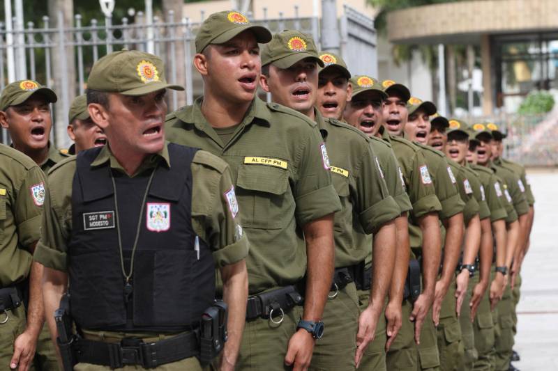 Cerca de 2 mil alunos do curso de formação de praças da Polícia Militar cumprem neste sábado (12) uma etapa importante da preparação: eles saem pela primeira vez às ruas, no estágio supervisionado, para vivenciar situações reais da carreira e, ao mesmo tempo, reforçar o policiamento ostensivo. Em Belém, cerca de 500 homens e mulheres se concentraram na Praça Santuário, em frente à Basílica de Nazaré, e saíram, em seguida, para diversos pontos da capital. A ação faz parte do pacote de medidas de combate à criminalidade e reforço da segurança pública anunciado pelo Governo do Estado.
FOTO: SIDNEY OLIVEIRA / AG. PARÁ
DATA: 12.05.2018
BELÉM - PARÁ <div class='credito_fotos'>Foto: Sidney Oliveira/Ag. Pará | <a href='/midias/2018/originais/3d7035f6-5f99-42c0-b1bd-2acf9c7cbf26.jpg' download><i class='fa-solid fa-download'></i> Download</a></div>