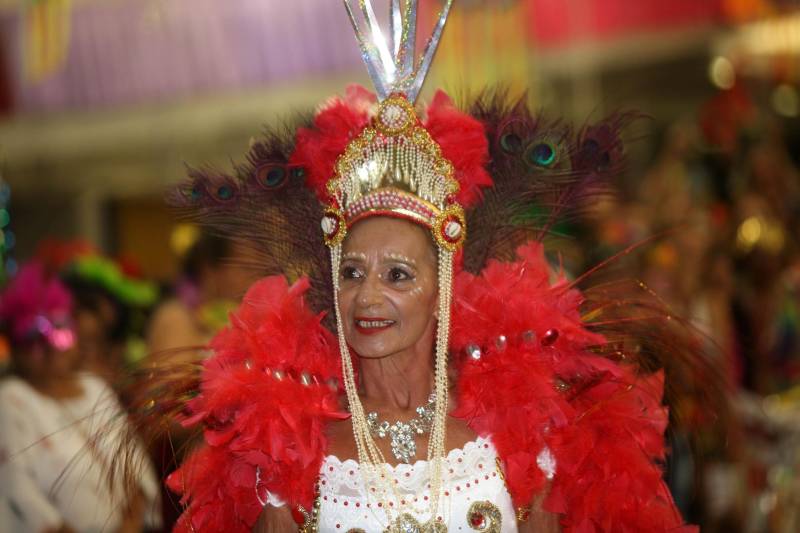 Mais de quatro mil idosos caíram na folia na tarde desta quarta-feira (7), durante o 18° Baile Carnavalesco da Melhor Idade, do projeto Vida Ativa, executado pela Secretaria de estado de Esporte e Lazer (Seel). Uma das grandes atrações foi o concurso que escolheu a “Rainha das Rainhas” da terceira idade, título que este ano ficou com a candidata Lindaura Cardoso, de 63 anos.
FOTO: CARLOS SODRÉ / AG. PARÁ
DATA: 07.02.2018
BELÉM - PARÁ <div class='credito_fotos'>Foto: CARLOS SODRÉ / AG. PARÁ | <a href='/midias/2018/originais/3d72fa4c-4db6-4daf-a031-e134b76dbb08.jpg' download><i class='fa-solid fa-download'></i> Download</a></div>