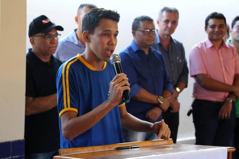 A inauguração da Unidade Integrada Pro Paz (UIPP), a entrega de uma viatura para a Polícia Civil e a assinatura de convênio para reforma e ampliação da Escola Municipal de Ensino Fundamental Brejo Grande, realizados nesta quarta-feira, 9, marcaram o início dos festejos do aniversário de 30 anos de emancipação do município de Brejo Grande do Araguaia, comemorado no dia 10 de maio. O aluno do 9º ano da unidade, Matheus Katriel Silva Costa, 15 anos (foto), representou a comunidade escolar na assinatura do convênio e destacou a importância do investimento na educação
FOTO: ANTONIO MACEDO / DIVULGAÇÃO
DATA: 09.05.2018
BREJO GRANDE DO ARAGUAIA - PARÁ <div class='credito_fotos'>Foto: ANTONIO MACEDO / DIVULGAÇÃO | <a href='/midias/2018/originais/3d7353bd-9d86-4aa4-940e-45c112c48176.jpg' download><i class='fa-solid fa-download'></i> Download</a></div>