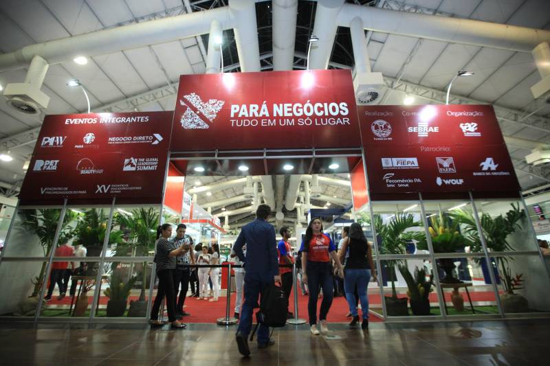 A abertura da Feira Pará Negócios 2018, nesta quinta-feira (22), no Hangar Convenções e Feiras da Amazônia, em Belém, foi marcada pela assinatura de um protocolo de intenções entre a Secretaria de Desenvolvimento Econômico, Mineração e Energia (Sedeme), Companhia de Desenvolvimento Econômico do Pará (Codec) e a empresa ZSun Energy que prevê investimentos na ordem de R$12 milhões de reais para a região do município de Paragominas, sudeste do estado, com a chegada de uma indústria de placas de energia solar no município a partir do ano que vem.

FOTO: MÁCIO FERREIRA / AG. PARÁ
DATA: 22.11.2018
BELÉM - PARÁ <div class='credito_fotos'>Foto: MÁCIO FERREIRA/ AG. PARÁ   |   <a href='/midias/2018/originais/3d7d73ab-2abe-4238-8ce5-373ae3f87ab8.jpg' download><i class='fa-solid fa-download'></i> Download</a></div>
