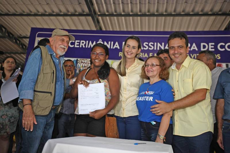 Onze municípios do sul e sudeste paraense recebem recursos do Estado para recuperar ruas e vicinais atingidas pelas enchentes e fortes chuvas que caem na região. Em agenda oficial nesta sexta-feira (6), o governador Simão Jatene assinou, pela manhã, no Parque de Exposições Valeu Boi Leilões, em Rio Maria, os convênios que garantem o repasse de cerca de R$ 4 milhões. As obras de caráter emergencial serão executadas pelas prefeituras em parceria com a Secretaria de Estado de Transportes (Setran). O objetivo é recuperar a trafegabilidade nessas localidades e assegurar o direito de ir e vir da população. Na manhã desta sexta, foram assinados nove convênios (foto), com os municípios de Redenção, Pau D’Arco, São Félix do Xingu, Santa Maria das Barreiras, Tucumã, Água Azul do Norte, Xinguara, Bannach e Rio Maria. Além da Setran, participam da ação o Centro Regional de Governo do Sudeste do Pará e a Defesa Civil. “O valor do investimento em cada município vai depender da necessidade verificada pelas equipes do Estado e das prefeituras. O recurso não será usado para reconstruir vias, mas para restabelecer a trafegabilidade”, disse o secretário de Transportes, Kléber Menezes.
FOTO: ANTÔNIO SILVA / AG. PARÁ
DATA: 06.04.2018
RIO MARIA - PARÁ <div class='credito_fotos'>Foto: Antônio Silva/Ag. Pará | <a href='/midias/2018/originais/3d825a5f-d3c5-4496-9fc6-7a3d85c7eb30.jpg' download><i class='fa-solid fa-download'></i> Download</a></div>