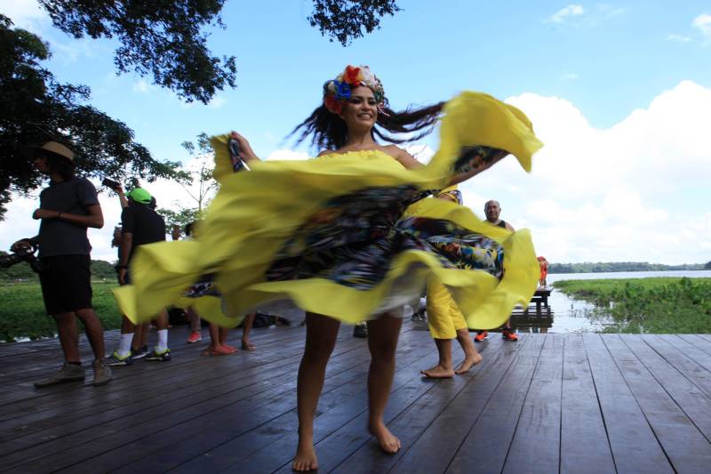 Uma reabertura feita a milhares de mãos. A fita inaugural colocada no inicio da trilha principal do Parque do Utinga foi rompida por mais de cinco mil pessoas ansiosas pelo inicio da caminhada, marcando o segundo dia da programação de reabertura do mais novo espaço paraense de lazer e interatividade com a natureza.
FOTO: MÁCIO FERREIRA / AG. PARÁ
DATA: 17.03.2018
BELÉM - PARÁ <div class='credito_fotos'>Foto: MÁCIO FERREIRA/ AG. PARÁ | <a href='/midias/2018/originais/3d98da69-9fbe-46ce-b3df-9aa23443e8a8.jpg' download><i class='fa-solid fa-download'></i> Download</a></div>