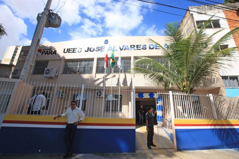 "Hoje vim para uma agenda de inauguração, mas vivi uma experiência de amor, que emana em cada ação dos alunos, professores, direção e de cada um que faz parte desta escola que se torna tão especial porque tem alma". A declaração foi feita pelo governador Simão Jatene, nesta terça, 27, durante a inauguração da obra de reforma e ampliação da Escola Álvares de Azevedo (foto), localizada no Bairro de Batista Campos, em Belém. O governador transformou a inauguração em uma grande confraternização. Passou a tarde na Escola e fez questão de cantar e dançar com os alunos, que expressaram muita gratidão pela obra. Atendendo atualmente 436 alunos, a “Álvares de Azevedo” é uma Unidade Especializada dedicada à educação de estudantes com deficiência visual, e que trabalha nos eixos da educação e da habilitação.
FOTO: MÁCIO FERREIRA / AG. PARÁ
DATA: 27.03.2018
BELÉM - PARÁ <div class='credito_fotos'>Foto: MÁCIO FERREIRA/ AG. PARÁ | <a href='/midias/2018/originais/3da1d5e3-783e-4240-b819-336cef265455.jpg' download><i class='fa-solid fa-download'></i> Download</a></div>