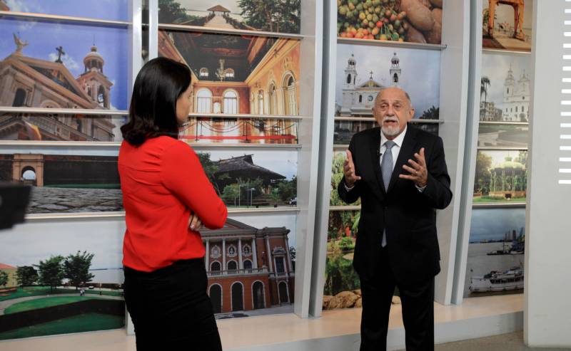 No último dia de seu mandato como governador do Estado, Simão Jatene esteve na manhã desta segunda-feira, 31, nos estúdios do SBT Belém (foto), para uma entrevista sobre o balanço de sua gestão nos ultimos oito anos. Questionado sobre a segurança, Simão Jatene disse que considera essa, uma questão nacional. " O crime se internacionalizou. Ou se tem uma política nacional, ou a chance de combater a criminalidade é pequena. No Rio de Janeiro, o Exército não conseguiu.  Aqui, nós investimos muito em segurança com a compra de carros novos e a valorização do profissional, com duas promoções por ano para os militares", pontuou o governador.

FOTO: CRISTINO MARTINS / AG. PARÁ
DATA: 31.12.2018
BELÉM - PARÁ <div class='credito_fotos'>Foto: Cristino Martins/Ag. Pará   |   <a href='/midias/2018/originais/3da551db-dd07-47eb-9ec7-b774143e88bb.jpg' download><i class='fa-solid fa-download'></i> Download</a></div>