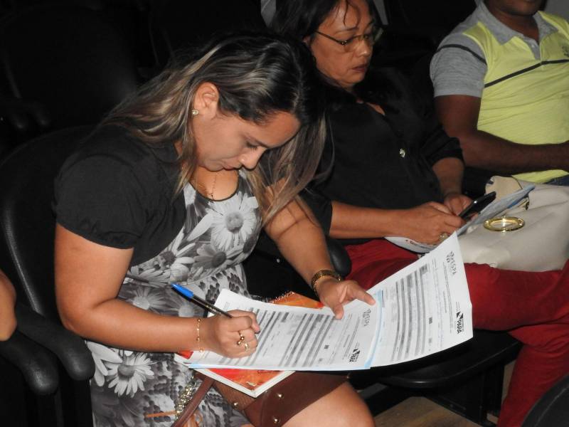 O município de Castanhal, na Região Metropolitana de Belém (RMB), recebeu nesta terça-feira (20) o Movimento pela Valorização do Estatuto da Criança e do Adolescente (Mover), que promove uma capacitação destinada a elaborar com órgãos do Executivo, Legislativo e Judiciário, além de representantes da sociedade civil, conselheiros tutelares e demais membros da rede de garantia de direitos da criança e adolescentes, ações e estratégias para o fortalecimento dos direitos de menores de 18 anos. O encontro será realizado até a próxima quinta-feira (22), das 09 às 17 h, no auditório da URE 8 (Unidade Regional de Educação).
FOTO: CARLOS SODRÉ / AG. PARÁ
DATA: 19.02.2018
CASTANHAL - PARÁ <div class='credito_fotos'>Foto: CARLOS SODRÉ / AG. PARÁ | <a href='/midias/2018/originais/3dafc3b6-0d9a-4246-ad53-53a1995d166f.jpg' download><i class='fa-solid fa-download'></i> Download</a></div>