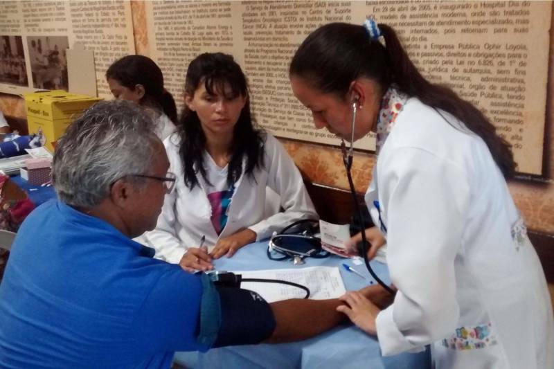 O câncer é umas das doenças não transmissíveis que mais causam adoecimento e óbitos na população mundial. As mudanças e perdas em diversas áreas da vida do paciente tornam a enfermidade um tabu para a sociedade, que deve ser combatido com informação acerca da prevenção e do diagnóstico precoce. Hoje (27), quando é comemorado o Dia Mundial de Combate ao Câncer, no mês conhecido como Novembro Azul, o Centro de Alta Complexidade em Oncologia Ophir Loyola realizou programação para alertar sobre os principais tipos de câncer que afetam a população masculina, principalmente o câncer de próstata.

FOTO: ASCOM HOL
DATA: 27.11.2018
BELÉM - PARÁ <div class='credito_fotos'>Foto: ASCOM HOL   |   <a href='/midias/2018/originais/3db5bbad-1adc-4ee6-bf1d-1fa2897f06bd.jpg' download><i class='fa-solid fa-download'></i> Download</a></div>