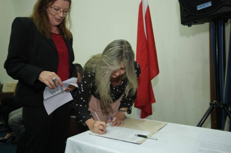 Foi realizada hoje (14/06) a cerimônia de posse da presidência do Tribunal Administrativo de Recursos Fazendários (TARF) para o biênio 2018/2020,  no auditório da Secretaria da Fazenda, Sefa, em Belém. O Tribunal é o órgão colegiado responsável pela solução de litígios entre a Fazenda Pública do Pará e os contribuintes de tributos estaduais, em segunda instância. Assumiu a presidência do TARF a auditora fiscal de receitas estaduais Roseli de Assunção Naves, que já atuou como conselheira no TARF e deixa a  Diretoria de Tributação da Sefa para assumir a nova função. Em seu discurso, ela agradeceu a indicação e pediu o apoio dos servidores para assumir o novo desafio,visando aprimorar as ações do contencioso fiscal. O secretário da Fazenda, Nilo Noronha, foi representado pela subsecretária de administração tributária, Rute Tostes (foto), que presidiu a cerimônia. Ela destacou que a composição paritária do Tribunal, onde atuam servidores do Fisco e dos contribuintes, concorre para a justiça fiscal. “É inegável que na composição do TARF estão profissionais empenhados e capacitados”, disse ela.

FOTO: MÁCIO FERREIRA / AG. PARÁ
DATA: 14.06.2018
BELÉM - PARÁ <div class='credito_fotos'>Foto: MÁCIO FERREIRA/ AG. PARÁ   |   <a href='/midias/2018/originais/3dc9cfeb-e651-447a-a88c-4b1415e87003.jpg' download><i class='fa-solid fa-download'></i> Download</a></div>