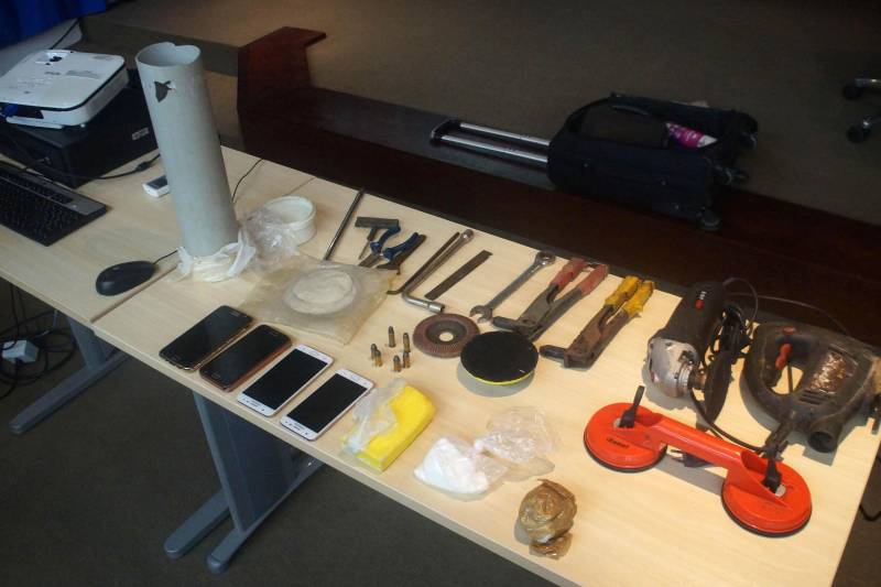 Policiais civis prenderam nesta terça-feira (5) um grupo acusado de roubos de veículos em Belém. As prisões foram realizadas em Marituba, município da Região Metropolitana, por policiais da Delegacia de Repressão a Furtos e Roubos de Veículos Automotores (DRFVA), vinculada à Divisão de Repressão ao Crime Organizado (DRCO). Na foto, material apreendido com os presos.
FOTO: ASCOM / POLÍCIA CIVIL
DATA: 05.06.2018
BELÉM - PARÁ <div class='credito_fotos'>Foto: Ascom Polícia Civil | <a href='/midias/2018/originais/3dd257a7-eab9-4370-9252-28faecaa2a45.jpg' download><i class='fa-solid fa-download'></i> Download</a></div>