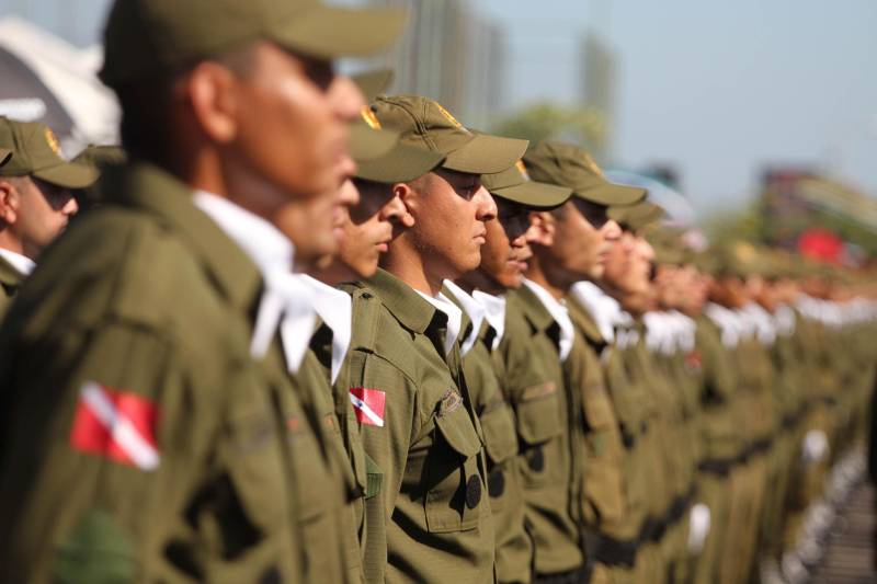 A cerimônia de formatura dos novos praças da Polícia Militar ocorreu na manhã desta segunda-feira (9), simultaneamente, em Belém e outros seis municípios paraenses: Santa Izabel, Castanhal, Barcarena, Capanema, Bragança e Tucuruí. Em Parauapebas, Marabá, Breves, Soure e Conceição do Araguaia, a formatura será celebrada na quinta-feira, dia 12. Na sexta-feira, dia 13, é a vez de Santarém, Altamira, Paragominas e Itaituba. O governador Simão Jatene presidiu a cerimônia de formatura no Portal da Amazônia, bairro da Cidade Velha, em Belém. Milhares de familiares dos formandos lotaram o espaço para entregar aos novos policiais militares seus diplomas de conclusão de curso.
FOTO: CRISTINO MARTINS / AG. PARÁ
DATA: 09.07.2018
BELÉM - PARÁ <div class='credito_fotos'>Foto: Cristino Martins/Ag. Pará | <a href='/midias/2018/originais/3dd421f0-16df-4199-bb1e-dc3c1a4597d1.jpg' download><i class='fa-solid fa-download'></i> Download</a></div>