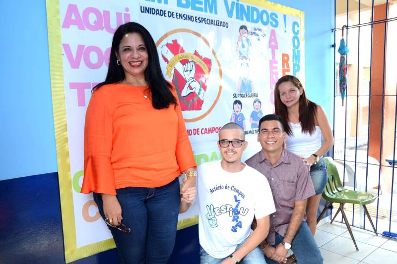 Aos 21 anos, Wilderson Almeida é o primeiro em sua família a conquistar uma vaga no ensino superior. Filho único de um autônomo com uma dona de casa, ele nasceu surdo, depois de a mãe ter tido rubéola durante a gravidez. O problema, no entanto, só foi identificado quando Wilderson tinha cerca de 5 anos de idade. Nas escolas regulares onde estudou, ele enfrentou muitas dificuldades, até chegar à Unidade de Ensino Especializado Professor Astério de Campos, em Belém, que oferece Atendimento Educacional Especializado aos alunos da rede pública estadual, e mantém, desde 2002, um cursinho pré-vestibular voltado a esse público. Foi no cursinho que Wilderson se preparou para o Exame Nacional do Ensino Médio (Enem), que fez pela terceira vez, e conquistou uma vaga no recém-lançado curso de graduação em Pedagogia - Licenciatura na perspectiva Bilíngue – Língua Brasileira de Sinais (Libras) e Língua Portuguesa, pela Universidade do Estado do Pará (Uepa). Na foto, a professora Isabel Abraão (e).
FOTO: RAI PONTES / ASCOM SEDUC
DATA: 05.03.2018
BELÉM - PARÁ <div class='credito_fotos'>Foto: Rai Pontes/Ascom Seduc | <a href='/midias/2018/originais/3de3c493-d779-4900-8ea5-f168d334e398.jpg' download><i class='fa-solid fa-download'></i> Download</a></div>