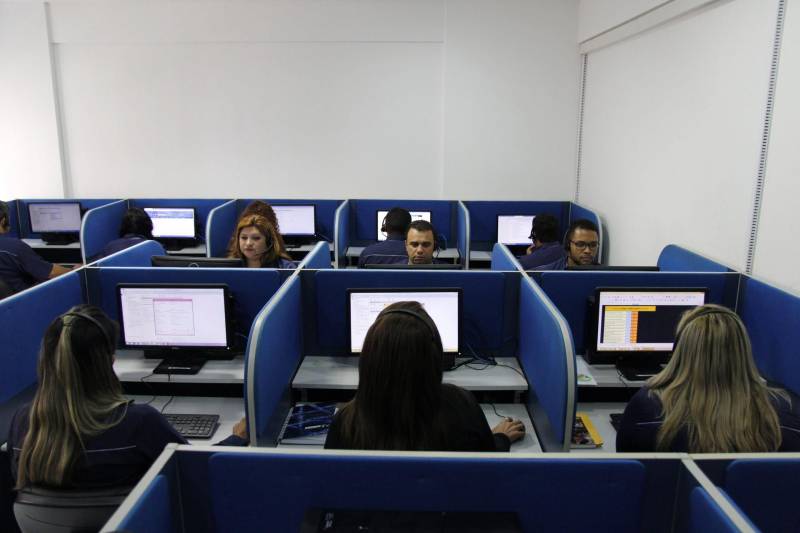 Na busca por maior agilidade e acessibilidade nos serviços, o Departamento de Trânsito do Estado (Detran) retoma, nesta quarta-feira (2), o canal telefônico 154 para atendimento à população. A ferramenta irá funcionar 24 horas por dia, sendo das 8h às 20h com atendimento humano e a partir das 20h com atendimento eletrônico pela Unidade de Resposta Audível (URA).
FOTO: ASCOM DETRAN
DATA: 02.05.2018
BELÉM - PARÁ <div class='credito_fotos'>Foto: ASCOM DETRAN | <a href='/midias/2018/originais/3de57924-43ca-44a6-a3bf-c863cbdae153.jpg' download><i class='fa-solid fa-download'></i> Download</a></div>