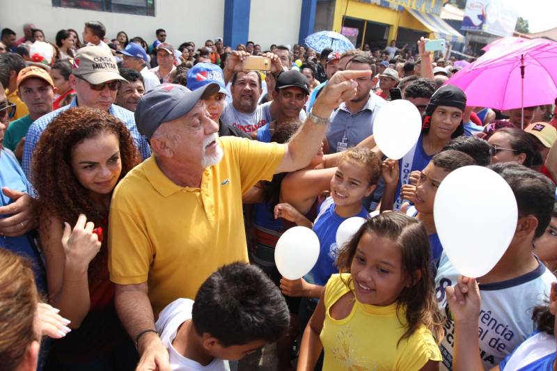 "Agora a população terá um lugar mais organizado, com mais higiene para comprar seu pescado e a sua carne. E pra gente que possui restaurante é melhor ainda, pois além da facilidade de adquirir os alimentos, o mercado também atrai clientes", comemorou Jaqueline Cardoso, 20 anos, que possui um ponto de venda de comidas em frente ao Mercado Municipal José Noronha Monteiro, no distrito de Boa Vista, em Quatipuru, no nordeste paraense. O espaço foi entregue oficialmente à população nesta segunda-feira (19), assim como as obras de pavimentação asfáltica da PA-446 e de cinco pontes em concreto ao longo da rodovia. A cerimônia contou com a presença do governador Simão Jatene, parlamentares, prefeitos da região entre outras autoridades locais. "Essas são importantes obras que vão beneficiar não só a população de Quatipuru, mas de toda a região. E faço questão de ressaltar que em todas elas existe o dinheiro dos impostos que todos nós paraenses pagamos. Esse é o retorno que fazemos questão de dar à população. Nós gestores somos apenas instrumentos desse grande desenvolvimento, quem financia é o povo", afirmou o governador Simão Jatene.
FOTO: CRISTINO MARTINS / AG. PARÁ
DATA: 19.03.2018
QUATIPURU - PARÁ <div class='credito_fotos'>Foto: Cristino Martins/Ag. Pará | <a href='/midias/2018/originais/3de58ae5-e31a-41fa-a86b-655379005190.jpg' download><i class='fa-solid fa-download'></i> Download</a></div>
