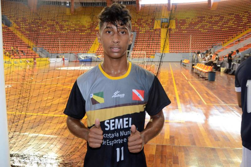 Em sua 60ª edição, os Jogos Estudantis Paraenses (JEPs) definiu a equipes que vão representar o Estado do Pará na etapa nacional, em Manaus (AM), de 19 a 23 de setembro. A partida acirrada de Handebol entre Parauapebas e Breves garantiu o primeiro lugar para a escola da região de Carajás, com 17 pontos. O artilheiro do jogo marcou 6 dos 17 pontos de seu time. Francisco Gabriel Nascimento, 14 anos (foto), é aluno da Escola Municipal Fernando Pessoa
FOTO: FERNANDO NOBRE / ASCOM SEDUC
DATA: 23.06.2018
BELÉM - PARÁ <div class='credito_fotos'>Foto: FERNANDO NOBRE/ASCOM SEDUC | <a href='/midias/2018/originais/3de62a7d-4668-473f-a556-a2b40499f5d2.jpg' download><i class='fa-solid fa-download'></i> Download</a></div>