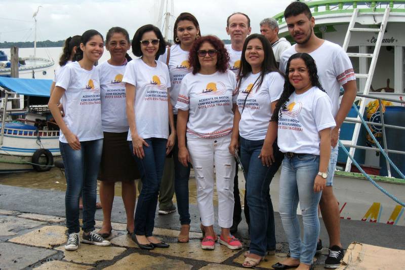 Membros da equipe da Coordenação de Mobilização Social da Sespa, que orientou mulheres e outros passantes no cais da Feira do Açaí, em Belém, para prevenção de acidentes com escalpelamento durante o período de carnaval, quando aumenta o fluxo de passageiros em barcos pelo Pará.
FOTO: MOZART LIRA / ASCOM SESPA
DATA: 08.02.2018
BELÉM - PARÁ <div class='credito_fotos'>Foto: MOZART LIRA / ASCOM SESPA | <a href='/midias/2018/originais/3deb36de-2277-40f0-bb6b-5e7f03c36667.jpg' download><i class='fa-solid fa-download'></i> Download</a></div>