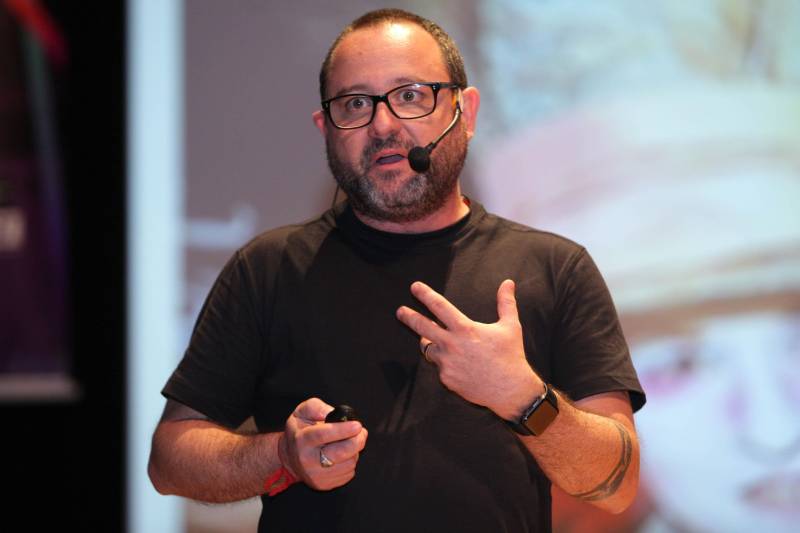 Publicom 2018. O Encontro de Comunicação ocorreu na segunda (11) e terça-feira (12), no Teatro do Sesi, em Belém, e reuniu centenas de participantes. “Pense sempre no conteúdo líquido. Seja líquido. Veja onde seu conteúdo consegue desembarcar”, afirmou Giuliano Chiaradia (foto), gerente de conteúdo digital do SBT, durante palestra no Publicom 2018. O Encontro de Comunicação ocorreu na segunda (11) e terça-feira (12), no Teatro do Sesi, em Belém, e reuniu centenas de participantes.

FOTO: MÁCIO FERREIRA / AG. PARÁ
DATA: 12.06.2018
BELÉM - PARÁ <div class='credito_fotos'>Foto: MÁCIO FERREIRA/ AG. PARÁ   |   <a href='/midias/2018/originais/3df0ec18-bbb2-4dcc-b9e5-3725eef32e72.jpg' download><i class='fa-solid fa-download'></i> Download</a></div>