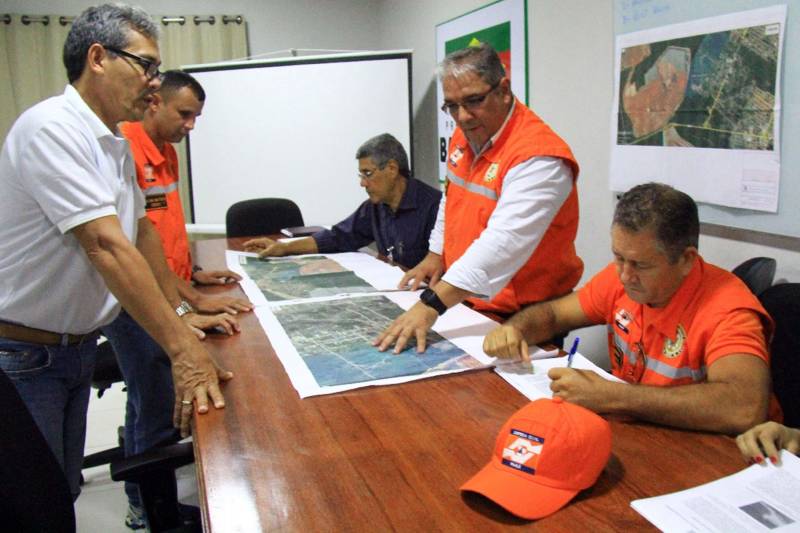 Nesta sexta-feira (23), uma sala de situação foi estabelecida no município de Barcarena em cooperação com vários órgãos do Governo estadual e municipal, para auxiliar e atender as necessidades básicas dos moradores da área onde ficam localizadas as bacias de resíduos da empresa Hydro. Entre as prioridades elencadas pelo governador Simão Jatene, anunciada em coletiva nesta sexta-feira (23), está o atendimento da população e a garantia de proteção da saúde da população, mitigando os problemas já causados e evitar novos. A sala de situação fica na subprefeitura de Barcarena, na Vila São Francisco, na PA-481.
FOTO: ASCOM PREFEITURA DE BARCARENA
DATA:23.02.2018
BARCARENA - PA <div class='credito_fotos'>Foto: Prefeitura de Barcarena | <a href='/midias/2018/originais/3df7f384-aa4d-48ae-8e0c-31d2e74a7850.jpg' download><i class='fa-solid fa-download'></i> Download</a></div>