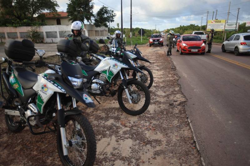 Atuação dos agentes de segurança durante a Operação Verão 2018 no segundo final de semana de férias.
FOTO: MÁCIO FERREIRA / AG. PARÁ
DATA: 07.07.2018
SALINÓPOLIS - PARÁ <div class='credito_fotos'>Foto: MÁCIO FERREIRA/ AG. PARÁ | <a href='/midias/2018/originais/3e07d03c-da4f-4345-813a-06b16ce1807c.jpg' download><i class='fa-solid fa-download'></i> Download</a></div>