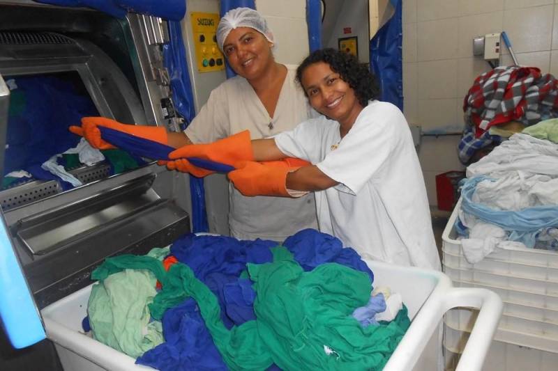 Em situações simples ou grandes desafios, colocar-se no lugar do outro pode ser o ponto de partida para tomar a melhor decisão. É essa a estratégia que a Política de Humanização do Sistema Único de Saúde (HumanizaSUS) toma como base para a assistência à saúde. Assim, para exercitar o poder de empatia e integrar os setores, o Hospital Regional do Sudeste do Pará - Dr. Geraldo Veloso (HRSP), em Marabá (PA), lançou o projeto 'Sentindo na Pele'. A técnica de enfermagem, Meires Souza (d), também vivenciou essa experiência. No Serviço de Processamento de Roupas, ela ajudou a equipe a lavar, secar e entregar os uniformes privativos dos colaboradores.
FOTO: ASCOM HRSP
DATA: 11.05.2018
MARABÁ - PARÁ <div class='credito_fotos'>Foto: ASCOM HRSP | <a href='/midias/2018/originais/3e0cae8b-eef2-40e9-b5e3-f3fb574fdbef.jpg' download><i class='fa-solid fa-download'></i> Download</a></div>