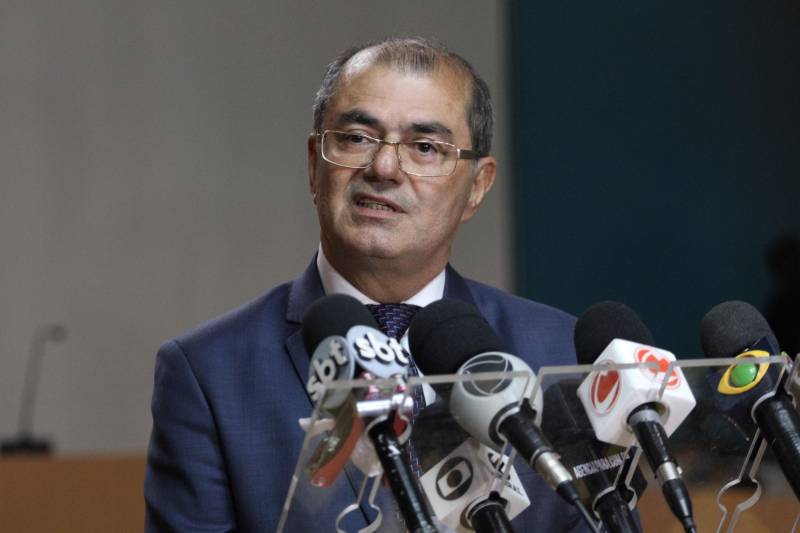 Esforço concentrado, foco definido, inteligência ampliada e força maior, para obter resultados concretos e imediatos. Este é o novo momento da segurança pública no Pará, a partir desta quarta-feira (21), com a apresentação do novo secretário de Estado de Segurança Pública e Defesa Social do Pará, Luiz Fernandes Rocha. Às 16h, logo depois de apresentar o detalhamento de seu plano de ações ao governador Simão Jatene, Luiz Fernandes fala à imprensa em entrevista coletiva à Imprensa, no auditório do Palácio do Governo. O plano de ações é dividido em tópicos, com 10 eixos de enfrentamento do crime, cada um deles com coordenação própria, sem prejuízo do trabalho integrado. Dentre esses eixos, será intensificado o combate a toda modalidade de roubos, assaltos, homicídios, violência contra a mulher e tráfico de drogas, ocorrências que mais incomodam a população.
FOTO: CRISTINO MARTINS / AG. PARÁ
DATA: 21.02.2018
BELÉM - PARÁ <div class='credito_fotos'>Foto: Cristino Martins/Ag. Pará | <a href='/midias/2018/originais/3e0dd8f7-bfa0-4041-863c-bc69b484de5e.jpg' download><i class='fa-solid fa-download'></i> Download</a></div>