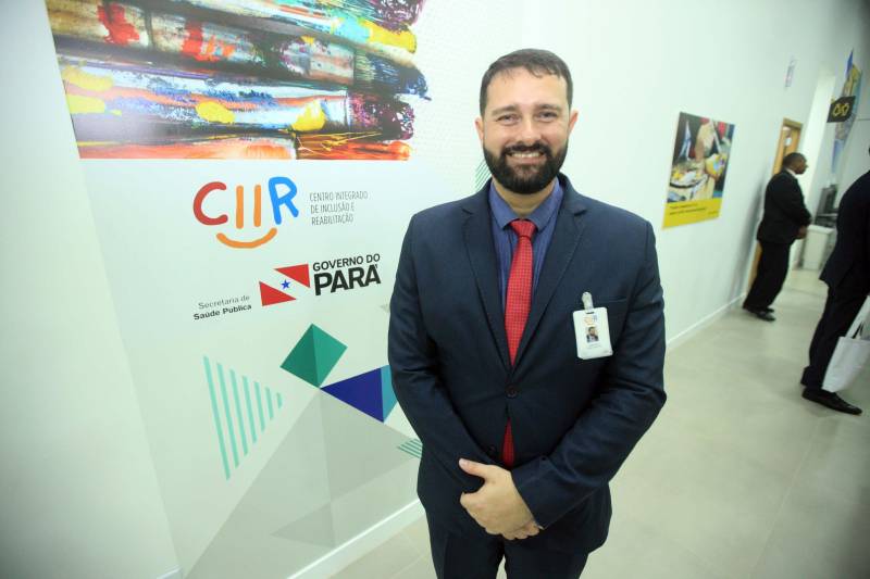 Um espaço moderno, com atendimento de alta qualidade. Assim é o Centro Integrado de Inclusão e Reabilitação (CIIR), inaugurado pelo Governo do Estado na tarde desta quarta-feira (30). O centro integra vários serviços em um único local. Da assistência médica, odontológica, passando pela reabilitação, capacitação, oficinas para produção de próteses e serviço de apoio e diagnósticos em crianças, jovens e adultos com deficiência no Estado do Pará. Localizado na rodovia Arthur Bernardes, em Belém, às margens da Baía do Guajará, o Centro Integrado é o primeiro na região Norte e fica em uma área total de mais de 40 mil metros quadrados. A obra foi iniciada em março de 2014 e está orçada em mais de R$ 32 milhões, recursos do tesouro estadual. O CIIR faz parte das ações previstas pelo Governo do Estado ampliando os serviços já oferecidos pela Secretaria de Estado de Saúde Pública (Sespa). Na foto, o diretor executivo do CIIR, o administrador José Neto.
FOTO: THIAGO GOMES / AG. PARÁ
DATA: 30.05.2018
BELÉM - PARÁ <div class='credito_fotos'>Foto: Thiago Gomes /Ag. Pará | <a href='/midias/2018/originais/3e12a639-216d-4d6c-be91-02a0b684339f.jpg' download><i class='fa-solid fa-download'></i> Download</a></div>