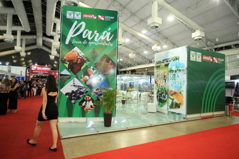 A abertura da Feira Pará Negócios 2018, nesta quinta-feira (22), no Hangar Convenções e Feiras da Amazônia, em Belém, foi marcada pela assinatura de um protocolo de intenções entre a Secretaria de Desenvolvimento Econômico, Mineração e Energia (Sedeme), Companhia de Desenvolvimento Econômico do Pará (Codec) e a empresa ZSun Energy que prevê investimentos na ordem de R$12 milhões de reais para a região do município de Paragominas, sudeste do estado, com a chegada de uma indústria de placas de energia solar no município a partir do ano que vem.

FOTO: MÁCIO FERREIRA / AG. PARÁ
DATA: 22.11.2018
BELÉM - PARÁ <div class='credito_fotos'>Foto: MÁCIO FERREIRA/ AG. PARÁ   |   <a href='/midias/2018/originais/3e13a3e8-c612-4ed8-952a-633aef576b7f.jpg' download><i class='fa-solid fa-download'></i> Download</a></div>
