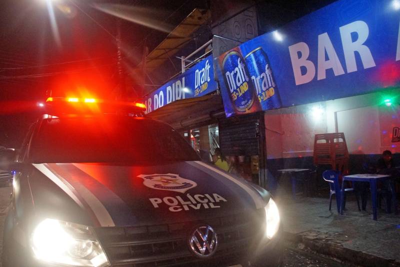 A Polícia Civil divulgou, nesta segunda-feira (23), os resultados da operação de fiscalização de bares (foto), sob coordenação da Divisão de Polícia Administrativa (DPA), realizada no último final de semana, em Belém. Ao todo, 82 estabelecimentos foram fiscalizados nos bairros da Cremação, Guamá, Jurunas, Condor, Terra Firme, Canudos e São Brás. Do total, 39 foram fechados por irregularidades verificadas durante a operação policial. Oito proprietários de estabelecimentos foram intimados a comparecer à DPA para regularizar os locais. Outros 25 bares fiscalizados estavam com cadastro junto à DPA em situação regular. A operação contou com atuação de nove delegados de Polícia e um total de 49 agentes policiais. Segundo o diretor da DPA, delegado Eloi Fernandes, o objetivo da operação foi a regularização dos estabelecimentos comerciais sem cadastro ou com a licença vencida e em situação irregular.
FOTO: ASCOM / POLÍCIA CIVIL
DATA: 20.04.2018
BELÉM - PARÁ <div class='credito_fotos'>Foto: Ascom / Polícia Civil | <a href='/midias/2018/originais/3e16a071-a946-476d-8f09-9dbbaa11960e.jpg' download><i class='fa-solid fa-download'></i> Download</a></div>