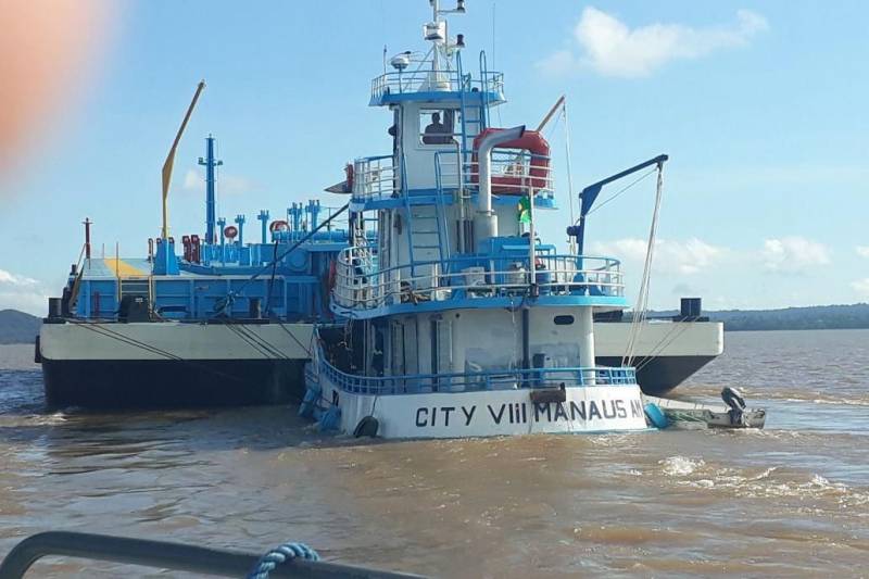 Equipes de fiscalização da Secretaria da Fazenda do Pará (Sefa) sediadas na coordenação de Mercadorias em Trânsito da Base Candiru, no porto de Óbidos, apreenderam, no sábado, 26, balsa que transportava caminhão contendo 633 caixas de conhaque, num total de 7.596 garrafas; 200 caixas de cachaça, totalizando 2.400 garrafas pet de 490ml, e 160 caixas de copos descartáveis, tudo sem nota fiscal, procedente de Santarém e com destino a Juruti.
FOTO: ASCOM SEFA
DATA: 26.05.2018
ÓBIDOS - PARÁ <div class='credito_fotos'>Foto: Ascom Sefa | <a href='/midias/2018/originais/3e18b241-3c4d-48a3-8a88-591f9faf4868.jpg' download><i class='fa-solid fa-download'></i> Download</a></div>