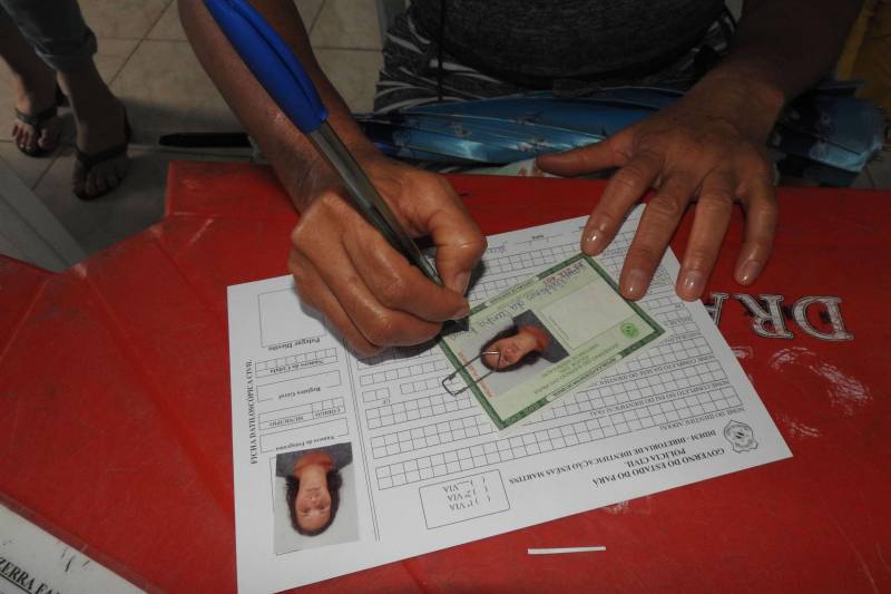 Começou nesta segunda-feira (19) e segue até o dia 21, no município de Augusto Corrêa, na Região do Salgado, as ações do Pro Paz Cidadania. Os atendimentos à população ocorreram em dois dias, simultaneamente, no Centro de Nazaré e no Instituto Casa da Fraternidade, no bairro Nazaré. Os moradores da cidade puderam solicitar a emissão de registro geral (RG), CPF, Certidão de Nascimento (1ª e 2ª via), Identidade Jovem (Id jovem) e Identidade de Nome Social, assim como aconselhamento jurídico. A maior procura é por RG e Certidão de Nascimento, justamente um dos focos da caravana que é reduzir os sub-registros.
FOTO: CARLOS SODRÉ / AG. PARÁ
DATA: 19.03.2018
AUGUSTO CORRÊA - PARÁ <div class='credito_fotos'>Foto: Carlos Sodré/Agência Pará | <a href='/midias/2018/originais/3e2efa3c-1c1b-46db-9bd4-c6dccefd5a56.jpg' download><i class='fa-solid fa-download'></i> Download</a></div>