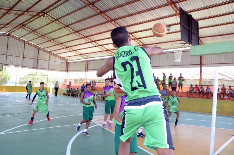 A Regional Mocajuba dos Jogos Estudantis Paraenses (JEPs), que ocorreu de 16 a 20 deste mês reunindo municípios do Baixo Tocantins, foi encerrada com festa no final de semana, pelos atletas que garantiram vagas na Etapa Estadual da competição, marcada para o período de 19 a 22 de junho, na Arena Guilherme Paraense, em Belém, com as finais transmitidas ao vivo pela TV Cultura do Pará. Na categoria B masculino, os campeões no basquetebol (foto) foram estudantes da Escola Estadual Palmira Gabriel, do município de Barcarena.
FOTO: ELISEU DIAS / ASCOM SEDUC
DATA: 20.05.2018
MOCAJUBA - PARÁ <div class='credito_fotos'>Foto: Eliseu Dias / Ascom Seduc | <a href='/midias/2018/originais/3e3afa92-77c0-4598-9880-b6f66f983a60.jpg' download><i class='fa-solid fa-download'></i> Download</a></div>